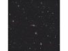 Die kollidierenden Galaxien befinden sich 300 Millionen Lichtjahre entfernt im Sternbild Coma Berenices und wurden wegen der langen Schwänze von Sternen und Gasen, die von jeder Galaxie ausgehen, als 
