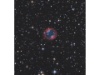 Jones-Emberson 1 (JnEr 1), auch alsV V 47 oder PK 164+31°.1 bekannt, ist ein galaktischer planetarischer Nebel im Sternbild Luchs. Er gehört zu den scheinbar größeren planetarischen Nebeln und besitzt entsprechend eine geringe Oberflächenhelligkeit. Der Weiße Zwerg im Zentrum ist möglicherweise ein PG-1159-Stern.
Ein planetarischer Nebel ist ein astronomisches Objekt aus der Kategorie der Nebel, bestehend aus einer Hülle aus Gas und Plasma, das von einem alten Stern am Ende seiner Entwicklung abgestoßen wurde.
Der Name ist historisch bedingt und irreführend, denn diese Nebel haben nichts mit Planeten zu tun. Die Bezeichnung stammt daher, dass sie im Teleskop meist kugelförmig erscheinen und wie ferne Gasplaneten aussehen.
Die Lebensdauer planetarischer Nebel ist meist nicht größer als einige zehntausend Jahre. Das ist kurz im Vergleich zu einem „Sternenleben“ mit mehreren Millionen bis vielen Milliarden Jahren.
Im interstellaren Umfeld der Erde sind in der Galaxis, dem Milchstraßensystem, insgesamt rund 1500 Exemplare bekannt.
Planetarische Nebel spielen eine entscheidende Rolle in der chemischen Evolution der Galaxis, da das abgestoßene Material die interstellare Materie mit schweren Elementen wie Kohlenstoff, Stickstoff, Sauerstoff, Calcium und anderen Reaktionsprodukten der stellaren Kernfusion anreichert. In anderen Galaxien sind planetarische Nebel manchmal die einzigen beobachtbaren Objekte, die genug Information liefern, um etwas über die chemische Zusammensetzung zu erfahren.
Mit dem Hubble-Weltraumteleskop wurden Aufnahmen vieler planetarischer Nebel angefertigt. Ein Fünftel der Nebel hat eine kugelförmige Gestalt. Die Mehrzahl ist jedoch komplex aufgebaut und weist unterschiedliche Formen auf. Die Mechanismen der Formgebung sind noch nicht genau bekannt. Mögliche Ursachen könnten Begleitsterne, Sternwinde oder Magnetfelder sein. 
Die ausgestoßenen Gase der planetarischen Nebel bewegen sich mit einer Geschwindigkeit von einigen Kilometern pro Sekunde vom Zentrum weg. Der Sternwind flaut im Laufe der Zeit vollständig ab, und beim Gas tritt eine Rekombination ein, wodurch es unsichtbar wird. Für die meisten planetarischen Nebel beträgt die Zeitspanne zwischen Formation und Rekombination ungefähr 10.000 Jahre. 
Irgendwann in der Zukunft wird auch die Erde an ihrem Ende angelangen und zu einem weißen Zwerg werden, aber bis dahin wird es uns wahrscheinlich schon lange vorher nicht mehr geben.

107x300 Sek. mit einer Asi533 bei Gain100 durch den 8“ F5 Newton
