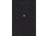 Der Ringnebel (auch mit Messier57 oder NGC 6720 bezeichnet) ist ein Planetarischer Nebel im Sternbild Leier.
Der Nebel ist der Überrest eines Sterns, der vor etwa 20.000 Jahren seine äußere Gashülle abgestoßen hat. Die Gashülle dehnt sich mit einer Geschwindigkeit von 19 km/s aus und hat derzeit einen scheinbaren Durchmesser von etwa 118 Bogensekunden, was bei einer Entfernung von 2300 Lichtjahreneinen absoluten Durchmesser von ca. 1,3 Lichtjahren bedeutet. Im Teleskoperscheint der Nebel ringförmig, weshalb er oft auch als Ringnebel in der Leier bezeichnet wird. Tatsächlich ähnelt die sichtbare Gashülle einem Torus. Im Zentrum des Nebels befindet sich ein Weißer Zwergstern mit einer Oberflächentemperatur von etwa 70.000 °C und einer scheinbaren Helligkeit von 15,8 mag.
M 57 kann relativ leicht aufgefunden werden, da er etwa in der Mitte der Verbindungslinie der Sterne β und γ Lyraesteht.
